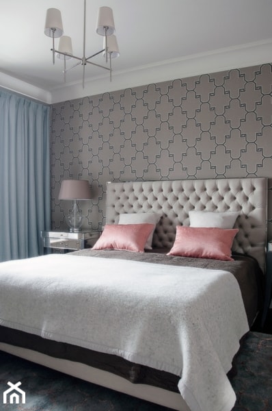 Geometryczne tapety w stylu nowojorskim i glamour - Średnia beżowa sypialnia, styl glamour - zdjęcie od PRIMAVERA-HOME.COM - Homebook