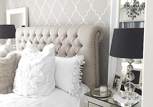 Łóżka tapicerowane w stylu nowojorskim i glamour - Mała szara sypialnia, styl glamour - zdjęcie od PRIMAVERA-HOME.COM