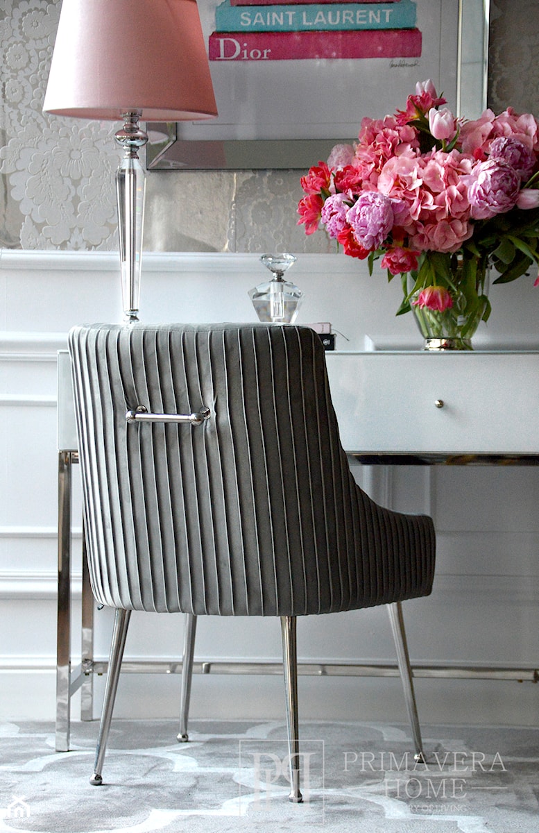 Tapicerowane eleganckie krzesło glamour - salon w stylu glamour - zdjęcie od PRIMAVERA-HOME.COM
