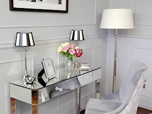 Wnętrza w Stylu Nowojorskim - Mała szara z biurkiem sypialnia, styl glamour - zdjęcie od PRIMAVERA-HOME.COM