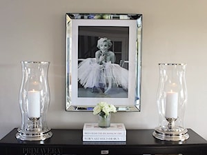 Obrazy w lustrzanych ramach - Mały szary salon, styl glamour - zdjęcie od PRIMAVERA-HOME.COM