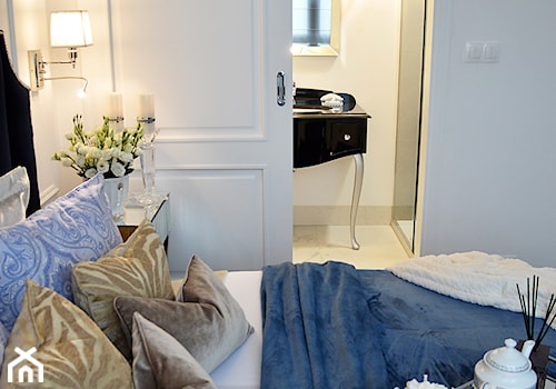 Inspiracja wystroju mieszkania w stylu nowojorskim - Średnia biała sypialnia z garderobą - zdjęcie od PRIMAVERA-HOME.COM