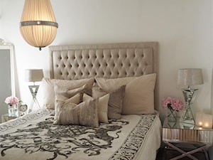 Łóżka tapicerowane w stylu nowojorskim i glamour - Średnia beżowa sypialnia, styl glamour - zdjęcie od PRIMAVERA-HOME.COM