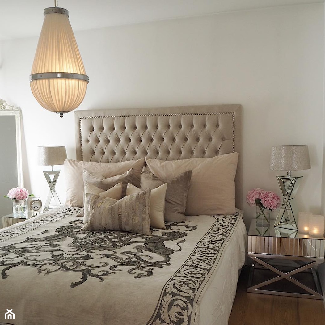 Łóżka tapicerowane w stylu nowojorskim i glamour - Średnia beżowa sypialnia, styl glamour - zdjęcie od PRIMAVERA-HOME.COM - Homebook