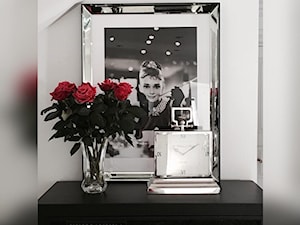 Obrazy w lustrzanych ramach - Mała szara sypialnia, styl prowansalski - zdjęcie od PRIMAVERA-HOME.COM