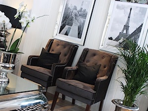 Obrazy w lustrzanych ramach - Mały biały salon, styl glamour - zdjęcie od PRIMAVERA-HOME.COM