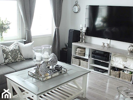 Aranżacje wnętrz - Salon: Szafka pod telewizor HAMPTONS BIAŁA 10 w stylu prowansalskim Hamptons shabby chic - PRIMAVERA-HOME.COM. Przeglądaj, dodawaj i zapisuj najlepsze zdjęcia, pomysły i inspiracje designerskie. W bazie mamy już prawie milion fotografii!