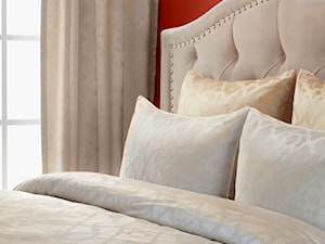Łóżka tapicerowane w stylu nowojorskim i glamour - Mała czerwona sypialnia, styl glamour - zdjęcie od PRIMAVERA-HOME.COM