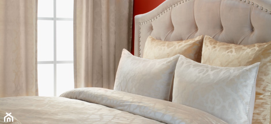 Łóżka tapicerowane w stylu nowojorskim i glamour - Mała czerwona sypialnia, styl glamour - zdjęcie od PRIMAVERA-HOME.COM - Homebook