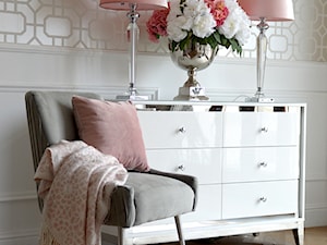 Tapicerowane eleganckie krzesło glamour - sypialnia w stylu glamour - zdjęcie od PRIMAVERA-HOME.COM