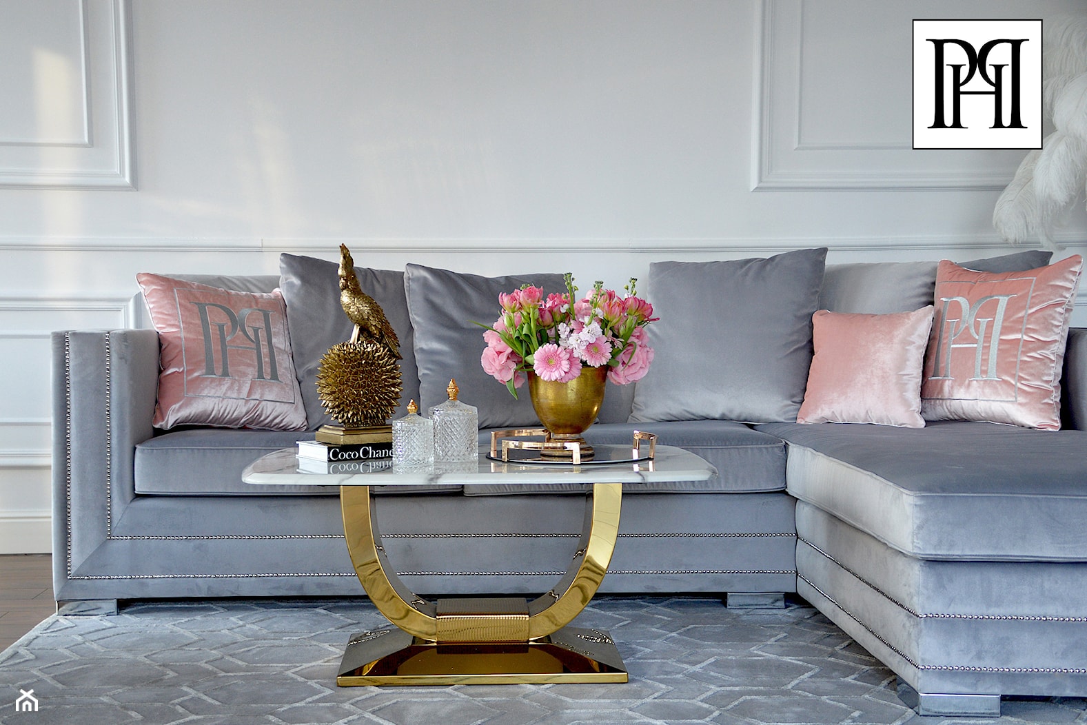 Salon w stylu klasycznym - meble tapicerowane sofa narożnik glamour - zdjęcie od PRIMAVERA-HOME.COM - Homebook