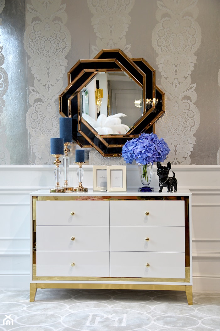 Salon w stylu klasycznym - meble lakierowane komoda - zdjęcie od PRIMAVERA-HOME.COM - Homebook