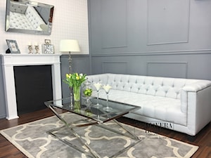 Wnetrza w stylu Hamptons - Mały biały szary salon, styl nowoczesny - zdjęcie od PRIMAVERA-HOME.COM