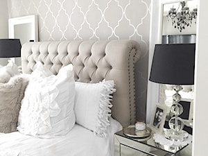 Łóżka tapicerowane w stylu nowojorskim i glamour - Mała średnia szara sypialnia, styl glamour - zdjęcie od PRIMAVERA-HOME.COM