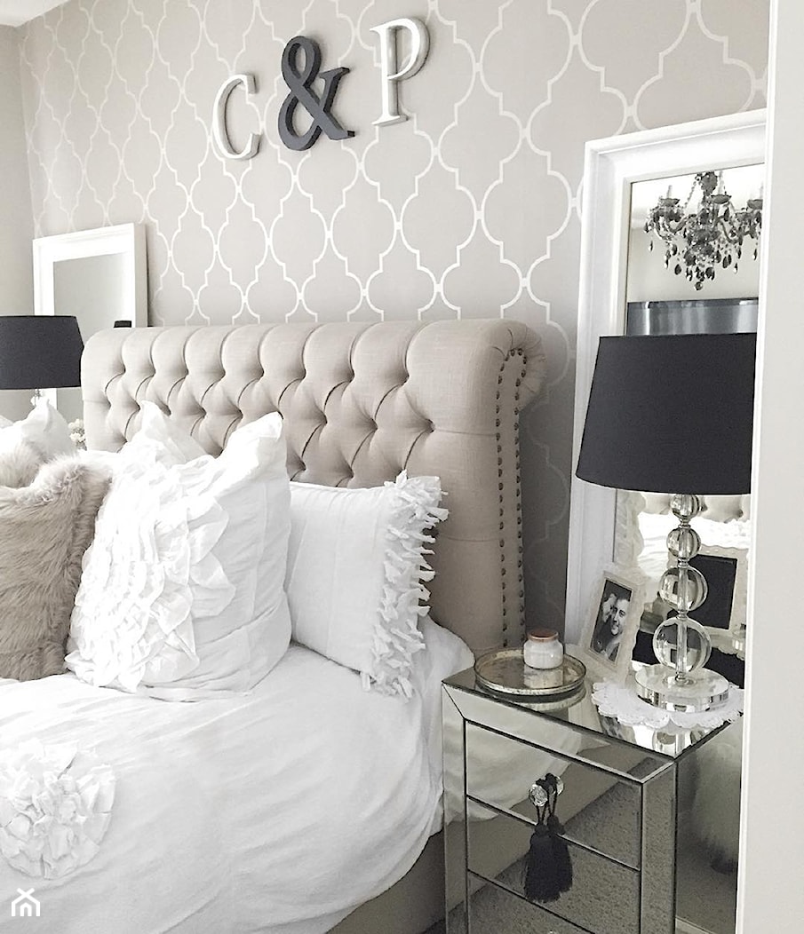 Łóżka tapicerowane w stylu nowojorskim i glamour - Mała średnia szara sypialnia, styl glamour - zdjęcie od PRIMAVERA-HOME.COM - Homebook