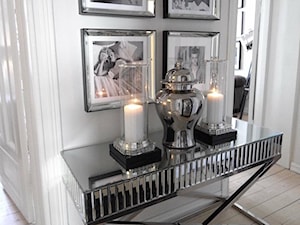 Obrazy w lustrzanych ramach - Biały salon, styl glamour - zdjęcie od PRIMAVERA-HOME.COM