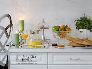 Apartament w stulu Nowojorskim - luksusowe wnetrza: salon, sypialnia - Mała otwarta z kamiennym blatem biała kuchnia jednorzędowa z marmurem nad blatem kuchennym, styl glamour - zdjęcie od PRIMAVERA-HOME.COM