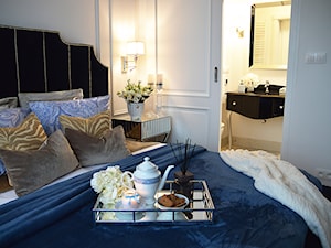 Inspiracja wystroju mieszkania w stylu nowojorskim - Mała biała sypialnia z łazienką - zdjęcie od PRIMAVERA-HOME.COM