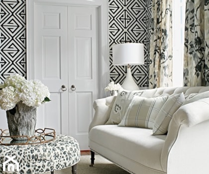 Geometryczne tapety w stylu nowojorskim i glamour - Mały biały czarny salon, styl glamour - zdjęcie od PRIMAVERA-HOME.COM