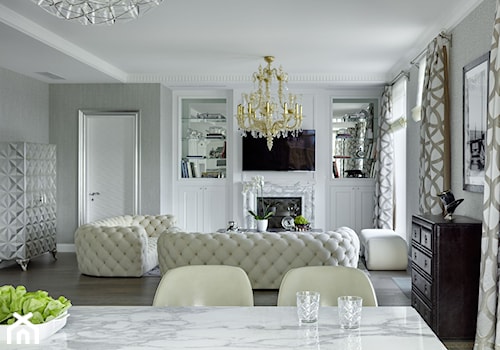 Apartament w stulu Nowojorskim i glamour - luksusowe wnetrza: salon, sypialnia - Średni biały salon z jadalnią, styl glamour - zdjęcie od PRIMAVERA-HOME.COM
