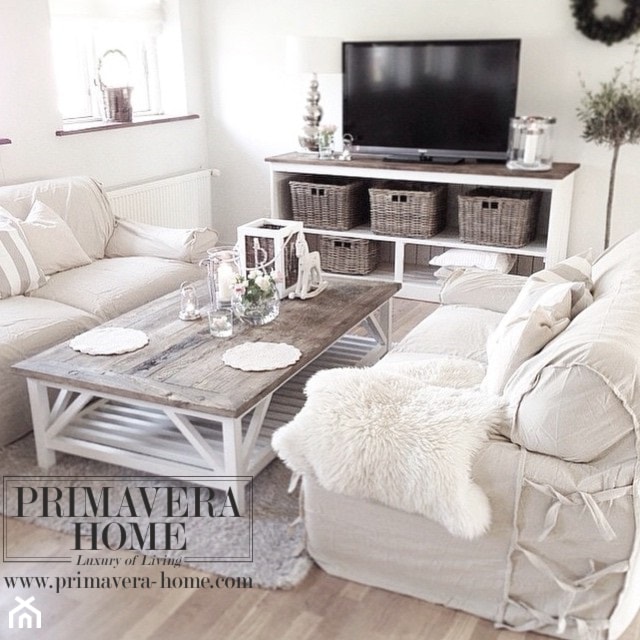 Wnętrza w stulu PROWANSALSKIM I SHABBY CHIC - Mały biały salon, styl prowansalski - zdjęcie od PRIMAVERA-HOME.COM - Homebook