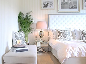 Łóżka tapicerowane w stylu nowojorskim i glamour - Mała beżowa sypialnia, styl glamour - zdjęcie od PRIMAVERA-HOME.COM