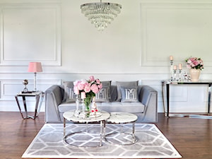 Nowoczesny salon w stylu Glamour Nowojorskim - stolik kawowy, sofa, żyrandol - zdjęcie od PRIMAVERA-HOME.COM