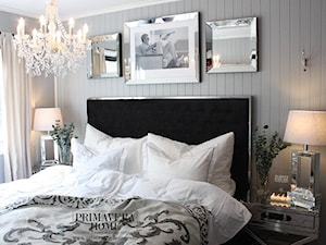 Obrazy w lustrzanych ramach - Mała szara sypialnia, styl glamour - zdjęcie od PRIMAVERA-HOME.COM