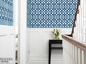 Geometryczne tapety w stylu nowojorskim i glamour - Mały biały niebieski salon, styl glamour - zdjęcie od PRIMAVERA-HOME.COM