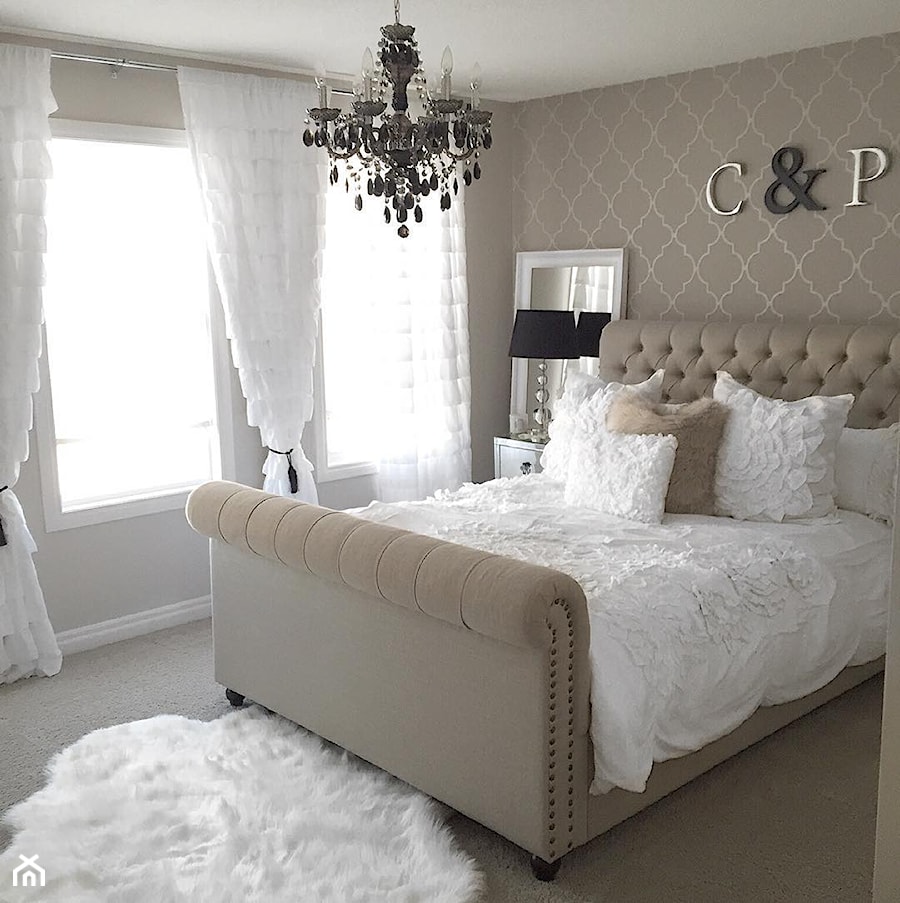 Łóżka tapicerowane w stylu nowojorskim i glamour - Mała beżowa sypialnia, styl glamour - zdjęcie od PRIMAVERA-HOME.COM