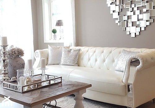 Nowoczesna sofa bała MODERN GLAMOUR - Mały średni brązowy salon, styl glamour - zdjęcie od PRIMAVERA-HOME.COM