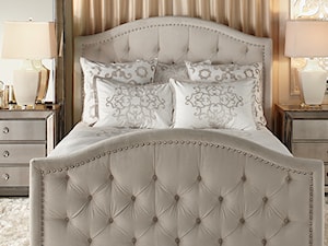 Łóżka tapicerowane w stylu nowojorskim i glamour - Średnia beżowa biała sypialnia, styl glamour - zdjęcie od PRIMAVERA-HOME.COM