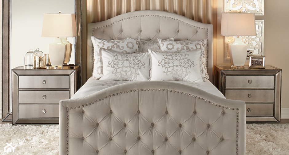 Łóżka tapicerowane w stylu nowojorskim i glamour - Średnia beżowa biała sypialnia, styl glamour - zdjęcie od PRIMAVERA-HOME.COM - Homebook