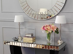 Meble lustrzane w stylu nowojorskim - Mały biały salon, styl glamour - zdjęcie od PRIMAVERA-HOME.COM