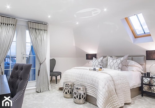 Nowoczesne wnętrza w beżowych barwach - Duża biała sypialnia na poddaszu, styl glamour - zdjęcie od PRIMAVERA-HOME.COM