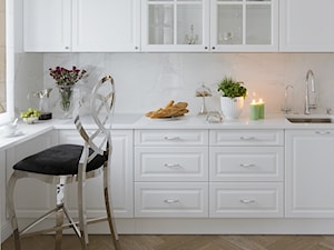Apartament w stulu Nowojorskim - luksusowe wnetrza: salon, sypialnia - Mała biała jadalnia w kuchni, styl glamour - zdjęcie od PRIMAVERA-HOME.COM