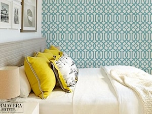 Geometryczne tapety w stylu nowojorskim i glamour - Mała biała zielona sypialnia na poddaszu, styl glamour - zdjęcie od PRIMAVERA-HOME.COM