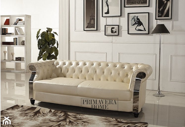 Nowoczesna sofa bała MODERN GLAMOUR - Biały salon z bibiloteczką, styl minimalistyczny - zdjęcie od PRIMAVERA-HOME.COM