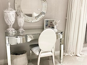 Krzesło tapicerowane do jadalni stal w stylu Glamour białe MEDALLION - zdjęcie od PRIMAVERA-HOME.COM