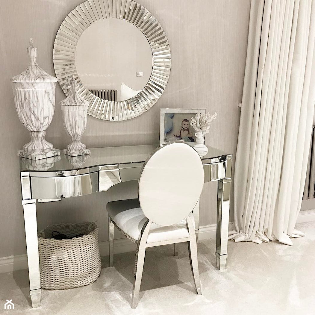 Krzesło tapicerowane do jadalni stal w stylu Glamour białe MEDALLION - zdjęcie od PRIMAVERA-HOME.COM - Homebook