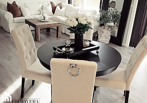 Krzesła tapicerowane z kplatką w stylu Prowansalskim Shabby chic - Średni biały salon z jadalnią, styl prowansalski - zdjęcie od PRIMAVERA-HOME.COM