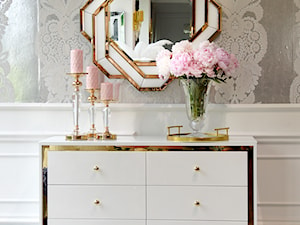 Sypialniaw stylu klasycznym - meble lakierowane komoda - zdjęcie od PRIMAVERA-HOME.COM