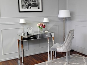 Wnętrza w Stylu Nowojorskim - Mała szara z biurkiem sypialnia, styl glamour - zdjęcie od PRIMAVERA-HOME.COM
