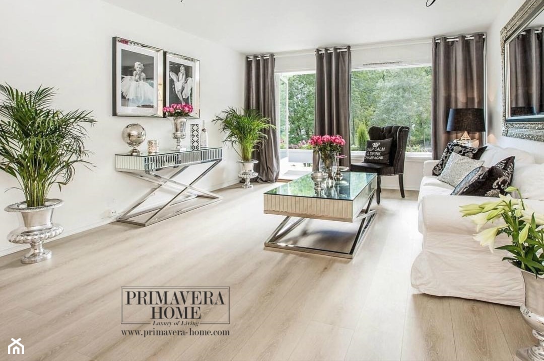 Obrazy w lustrzanych ramach - Duży biały salon, styl glamour - zdjęcie od PRIMAVERA-HOME.COM - Homebook