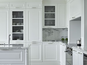 Piękna kuchnia w stylu Hamptons z pięknymi marmurowymi kaflami - zdjęcie od PRIMAVERA-HOME.COM