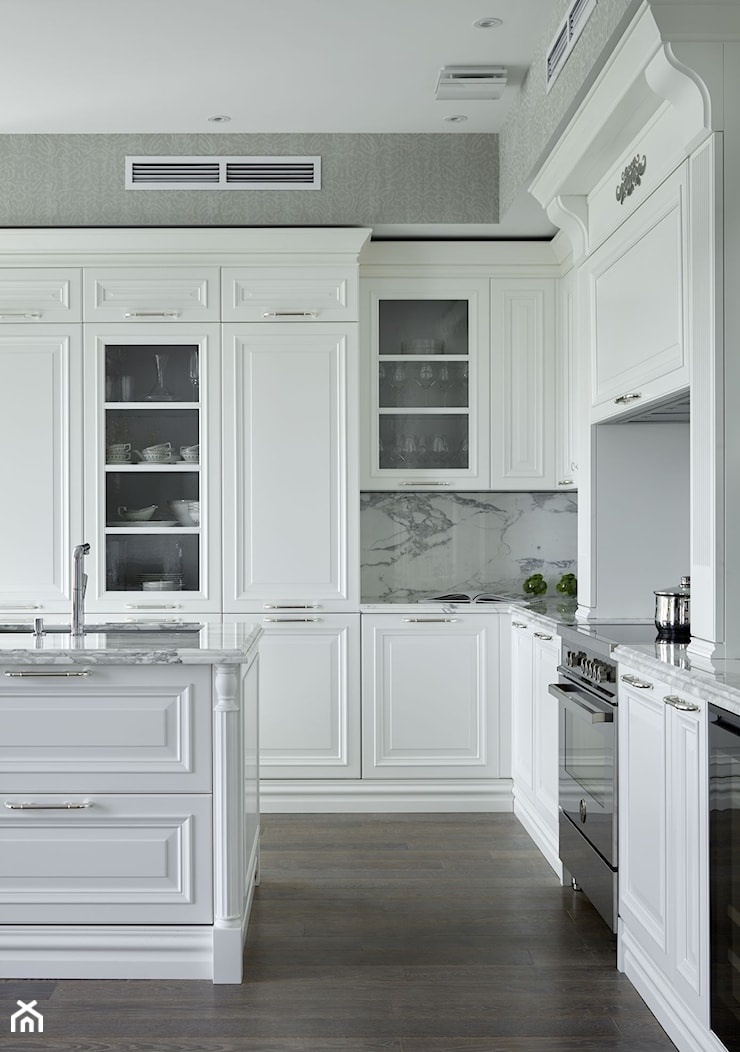 Piękna kuchnia w stylu Hamptons z pięknymi marmurowymi kaflami - zdjęcie od PRIMAVERA-HOME.COM - Homebook