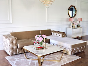 Nowoczesny salon w stylu Glamour Nowojorskim - stolik kawowy, sofa, narożnik, żyrandol - zdjęcie od PRIMAVERA-HOME.COM