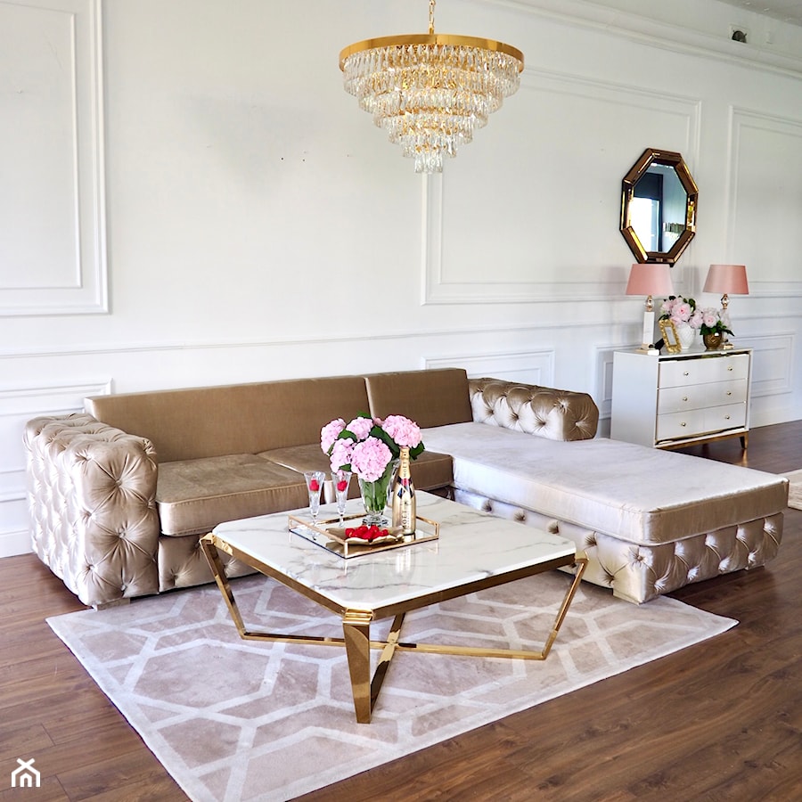 Nowoczesny salon w stylu Glamour Nowojorskim - stolik kawowy, sofa, narożnik, żyrandol - zdjęcie od PRIMAVERA-HOME.COM