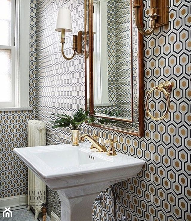 Geometryczne tapety w stylu nowojorskim i glamour - Średnia łazienka z oknem, styl glamour - zdjęcie od PRIMAVERA-HOME.COM