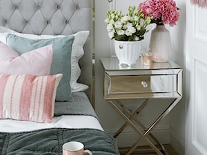 Apartament w stulu Nowojorskim - luksusowe wnetrza: salon, sypialnia - Mała biała sypialnia, styl glamour - zdjęcie od PRIMAVERA-HOME.COM